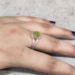 Bijoux en pierre brute Bague pour femme Péridot brut naturel Pierre précieuse Pierre de naissance d'août Anniversaire martelé Bague en argent sterling 925 - Product Image 4