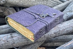 วารสารหนังลายนูนลายดอกไม้สีม่วงขนาด10x7มีการเย็บแบบเย็บติด - Product Image 2