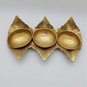 Serveur de fruits secs en aluminium fabriqué à la main avec trois bols à feuilles liées en finition or poli conçu des intérieurs de salle à manger décoratifs - Product Image 3