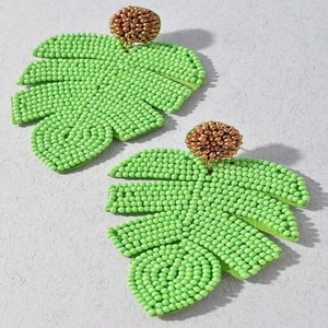 Pendientes de Hoja de Monstera Verde Marrón Brillante, Cuentas de Semillas Hechas a Mano, Joyería Tropical de Diseño, Estilo Moderno - Product Image 1