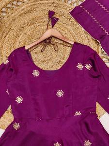 Belle tenue traditionnelle indienne dans une tenue d'ombre profonde composée d'un long kurti de style Anarkali et d'un dupatta assorti - Product Image 2