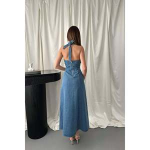 Vestido vaquero azul con cuello halter - Azul - Product Image 5