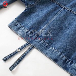 Vente en gros de qualité supérieure Veste en jean unie personnalisée avec manches longues en coton et col rabattu avec poches pour femmes - Product Image 4