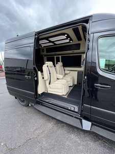 Véhicule d'occasion Ranger Van 2022-2024, automatique, conduite à gauche, sièges en cuir, propulsion arrière, caméra 360°, 5 places, toit ouvrant, camping, 4.5L V8 - Product Image 3