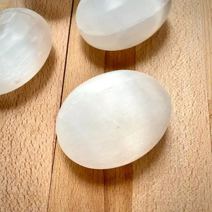 Vente en gros de pierre de palmier en sélénite blanche de haute qualité cristal ovale poli pierre de poche de guérison méditation Feng Shui - Product Image 4