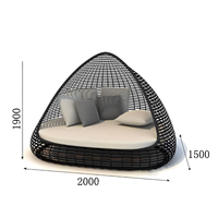 Ensemble de lit de jour extérieur moderne en forme de larme avec coussin, canapé de relaxation de luxe en osier pour jardin, bord de piscine, villa et cour