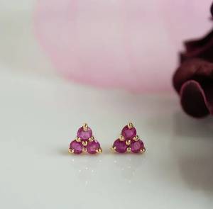 Los hermosos pendientes de tuerca de racimo triangular Trio vienen con piedras preciosas de esmeralda-rubí y zafiro en pendientes de plata de ley sólida 925 - Product Image 1