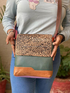 Sac à main en cuir véritable recyclé fait à la main, sac à cheveux en fourrure, sac à bandoulière multicolore élégant pour femmes - Product Image 3