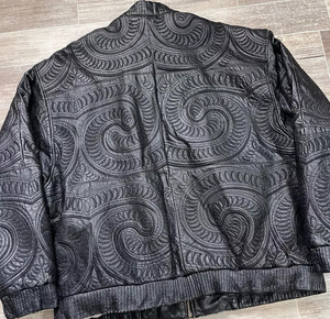 เสื้อแจ็คเก็ตทรงสปอร์ตคอตั้งผ้าแคนวาสสีเทาแบบกำหนดเองสำหรับผู้ชาย พิมพ์ลายพัฟฟ์ ดีไซน์แฟชั่นแนวสตรีท - Product Image 4