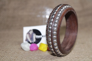 Bracelet en bois en aluminium clouté Bracelet en bois dans un nouveau design élégant à la mode pour les femmes Tradnary - Product Image 2