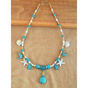 Collier superposé plaqué or avec accents turquoise et perles, d'inspiration plage, pour la revente de mode - Product Image 2