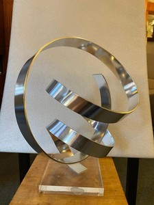 Sculpture moderne en acier inoxydable poli avec des caractéristiques de conception tourbillonnante dynamique Sculpture moderne en métal bouclé de style antique - Product Image 3