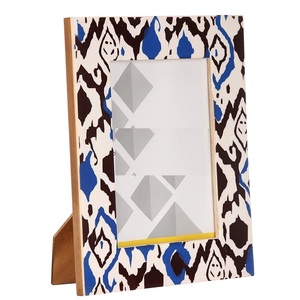 Marco de fotos de resina pintado en 3D, decoración de mesa táctil personal para añadir un espacio - Product Image 1