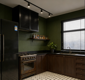 Système d'armoires de cuisine de luxe à tons foncés, construction en bois massif, étagères et portes à exposition ouverte, meubles de rangement fonctionnels - Product Image 5