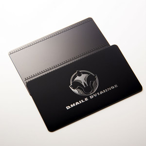 นามบัตรสแตนเลสโลหะสีดำด้านสลักโลโก้แบบกำหนดเอง - Product Image 1