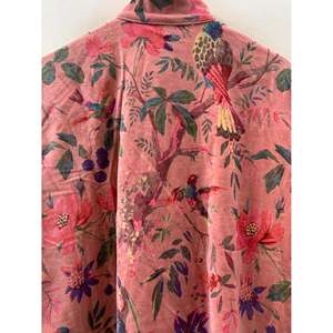 เสื้อแจ็คเก็ตผ้ากำมะหยี่คอตตอนพิมพ์ลายพฤกษศาสตร์ดิจิทัลสีชมพูอมเทา ทรงหลวม สไตล์แฮนด์เมดจากเมืองชัยปุระ พร้อมดีไซน์ลายพิมพ์สวนสวรรค์ - Product Image 4
