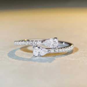Élégante bague de contournement en diamant VVS Moissanite en forme de poire en or blanc 14 carats avec pavé bijoux - Product Image 1