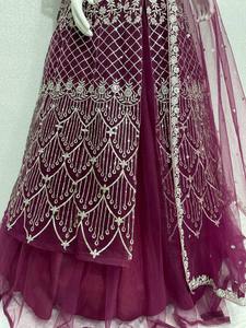 Top de ropa nupcial con Secuencia de bordado pesado-Lehenga Choli con Dupatta para fiestas - Product Image 4