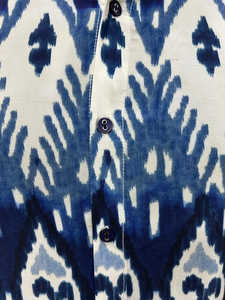 Chemise élégante pour homme en polyester bleu à imprimé géométrique, coupe classique avec col chemise et manches courtes, conçue pour un usage décontracté - Product Image 4