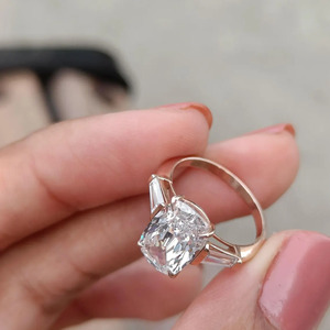 Anillo de Compromiso Clásico y Elegante con Tres Piedras de Corte Cojín y Piedras Laterales de Baguette en Oro Sólido de 14K Chapado con Diamante de Laboratorio - Product Image 6