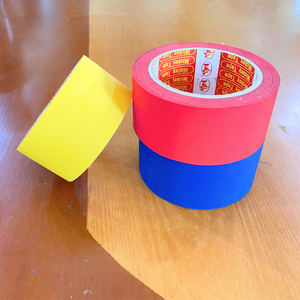 Est un ruban adhésif à base de papier lisse couramment utilisé pour l'étiquetage des emballages cadeaux et la protection de surface dans les bureaux et les emballages - Product Image 5