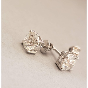 Boucles d'oreilles en or blanc 14 carats certifiées IGI avec diamant de laboratoire de 2 carats D VVS2 et fermoir à pression - Product Image 2