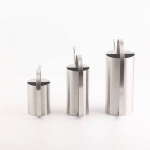 Regadera de metal resistente diseñada para un riego fiable, con cuerpo estable y agarre fácil y cómodo. - Product Image 5
