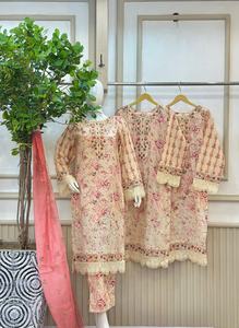 Ssumaira Collection 2026 Ensemble de robes d'hiver modernes 3 pièces Pantalon en coton brodé avec Salwar Kameez pour les fêtes - Product Image 5