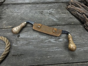 Moyen Drawknife. Lame de rasoir. Forgé à la main en acier au carbone trempé, manche en bois de frêne, avec étui en cuir - Product Image 6