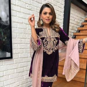 Celebra la Elegancia Invernal con un Salwar Kameez de Terciopelo Viscosa Premium Adornado con Lentejuelas y Bordado Zari de Secado Rápido para Fiestas - Product Image 1