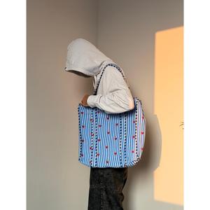 Sac fourre-tout isotherme grande capacité Pintresty avec fermeture éclair, broderie lettre, en coton et polyester, antivol, pour usage quotidien - Product Image 1