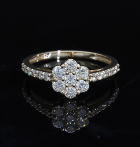 Bague en or jaune 14 carats avec des diamants ronds naturels de 0,73 ct sur un serti de pétales et un accent de bande de diamant pavé. - Product Image 1