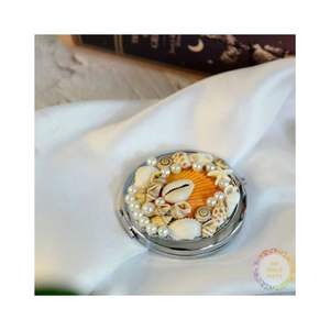 Espejo de concha marina bellamente ensamblado con conchas y cuentas para decoración costera hecho en Vietnam - Product Image 1