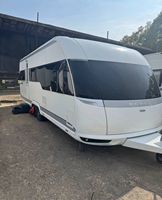 Caravane légère prête pour l'hiver, tout-terrain, avec cuisine intégrée et énergie solaire