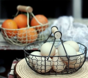 Cesta de fruta de hierro de metal fuerte con detalle artesanal y revestimiento negro vintage perfecto para exhibiciones de centro de mesa de comedor - Product Image 1