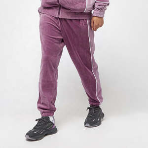 Survêtements en velours de haute qualité pour hommes, style streetwear, avec logos brodés personnalisés, bordures blanches et techniques d'impression. - Product Image 3