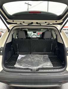 Toyota Highlander SUV 2024 avec intérieur en cuir foncé, options essence et électrique 4L et 8L, boîte de vitesses manuelle et automatique, jantes R17 et R20 - Product Image 5