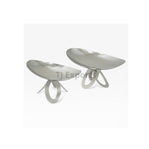 Serviteurs à chocolat ovales martelés avec des pieds incurvés artistiques conçus pour la présentation contemporaine de buffets de desserts - Product Image 1