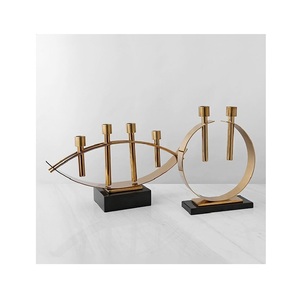 Porte-bougie géométrique contemporain en métal, parfait pour la décoration intérieure moderne, l'éclairage d'ambiance et l'exposition sur table. - Product Image 5