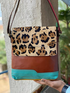 Sac à main en cuir véritable recyclé fait à la main, sac à cheveux en fourrure, sac à bandoulière multicolore élégant pour femmes - Product Image 4