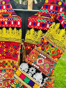 Vestido Balochi bordado a mano multicolor tradicional con trabajo de espejo intrincado y patrones geométricos vibrantes que muestran - Product Image 6