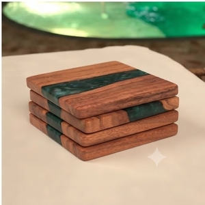 Sous-verre carré en bois fait main avec incrustation de résine verte, design moderne, tapis et supports - Product Image 2