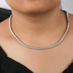 Elegante Collar de plata de ley 925 con diamantes redondos de moissanita perfecto para compromisos y aniversarios - Product Image 1