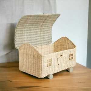 Panier de rangement en rotin tressé créatif et portable avec roulettes et couvercle en forme de petite maison avec fenêtres et porte - Product Image 5