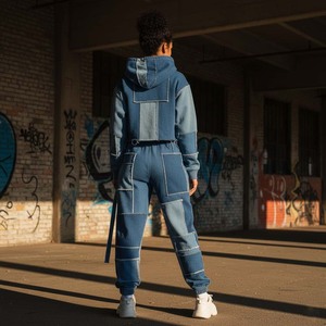 Ensemble de survêtement pour femme en denim patchwork bleu en coton, avec sweat à capuche déstructuré à coutures brutes et pantalon de jogging ajusté respirant, deux pièces - Product Image 2
