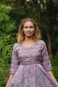 ชุดเดรสฮลาดินีพิมพ์ลายด้วยมือ สไตล์โบฮีเมียน ความยาวระดับน่อง ลายดอกไม้ สีม่วงน้ำเงิน ทำด้วยมือ - Product Image 4