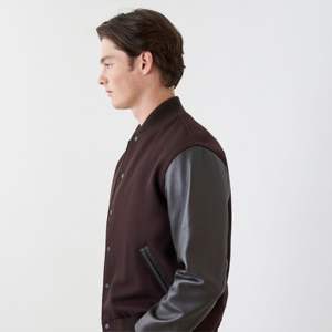 Chaqueta universitaria clásica para hombre: diseño tradicional de lana y cuero, perfecta para ropa informal con estilo - Product Image 3