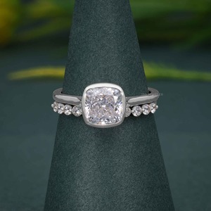 Anillo de Compromiso con Diamante Cultivado en Laboratorio con Corte Cojín, Certificado IGI, VVS, con Bisel, con Conjunto Nupcial de Oro de 14k a Bajo Precio - Product Image 5