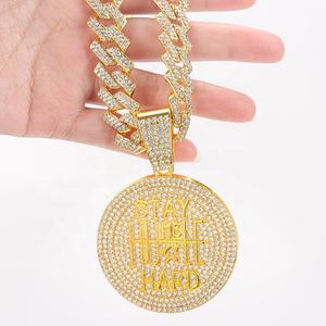 Colgante Redondo con Incrustaciones de Moissanita, Estilo Hip Hop de Lujo, con Cadena Cubana Dorada, Diseño 'Stay Humble Hustle Hard' - Product Image 1