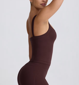 Camiseta sin mangas de palangre sin costuras para mujer, camiseta sin mangas elástica de 4 vías con tirantes fijos anchos de Color chocolate para yoga y gimnasio - Product Image 3